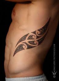 Malé tetování jsou perfektní alternativy pro lidi, kteří milují myšlenku na umění těla, ale nechtějí je přehánět. Tattoos Male Polynesiantattoos Rib Tattoos For Guys Rib Tattoo Hawaiian Tribal Tattoos