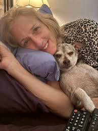 🐾 Happy #FeyFriday, friends! 🐾❤️ One of my very favorite things in the  whole wide world is snuggling up with my mom. Whether she's reading,  writing, or just relaxing, I'm always happiest