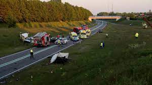 Bij een ongeluk met zes auto's op de n34 bij borger zijn meerdere doden gevallen. Hdjjrbzul6tf4m