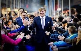 Voor het eerst astronauten naar ruimtestation iss gelanceerd met een hergebruikte raket van spacex epa. The British Royal Family Has A Massive Net Worth But They Aren T The Only Wealthy Royal Family