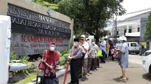 Eua diberikan setelah melakukan penelitian terhadap data yang diterima oleh. Cerita Tentang Sulitnya Warga Lansia Mendaftar Vaksinasi Covid 19 Kompas Id