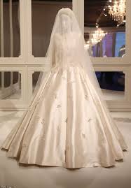 Garantiert echtheit, sparen sie bis zu 70%. Ikonisch Dies Kleid Des Supermodels Wird Eines Von 140 Kleidungsstucken Sein Die E Beliebte Hochzeitskleider Kleid Hochzeit Couture Brautkleider