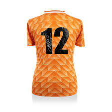 Het nederlands elftal zal op het ek van volgende zomer in een oranje tenue met zwarte accenten gaan spelen. Nederlands Elftal Gesigneerd Memorabilia Gesigneerde Shirts Foto S En Voetbalschoenen De Hand Van Maradona