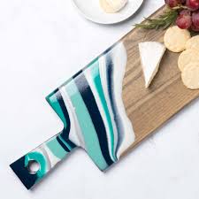 Taking care to seal the corners. Diy Resin Cutting Board Makes A Great Gift Mod Podge Rocks