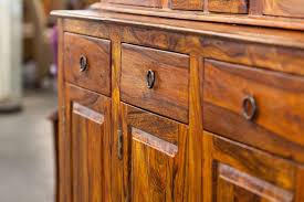 El lacado de muebles es una técnica especialmente indicada para elementos de madera, que proporciona una superficie lisa y resistente. Limpiar Muebles De Madera Dos Formas Para Lograrlo