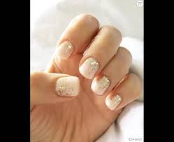 Voir plus d'idées sur le thème ongles, jolis ongles, vernis à ongles. Un Vernis A Ongles Bien Clair Associe A Des Paillettes Terrafemina