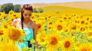 Pada senja tempat segala puja yang terindah di wakilinya, pada segala awan mega yang mengiringi langkah ke mana arah, ku tuangkan sebentuk puisi pengikat hati, ku goreskan kata hati yang tak mungkin di. Taman Bunga Terindah Di Dunia Yang Memanjakan Mata