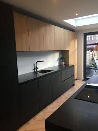 zwarte keuken met houten kastjes keuken zwart keuken keuken ontwerp