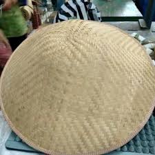 Dibutuhkan anyaman yang terbuat dari bambu, jika topi pak tani idealnya berukuran diameter 30cm, tinggi 20cm. Gambar Caping Sedang