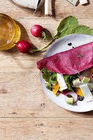 Rote Bete Pfannkuchen Mit Exotischem Wildkrautersalat Rezept Rote Bete Pfannkuchen Essen