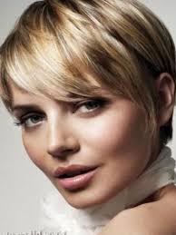 Quelles coupes et coiffures pour un visage rond et des cheveux bouclés ? Coupe Visage Rond Cheveux Epais Kapsels Korte Kapsels Dames Kort Haar Pixie