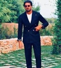 Pantalon de costume bleu de la marque selected pantalon de costume pour homme coupe ajustée et près du corps pour un look soigné. Tenue Blazer Croise Noir T Shirt A Col Rond Blanc Pantalon De Costume Noir Lunettes De Soleil Marron Fonce Pantalon Costume Costume Noir Blazer