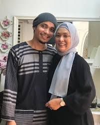 Mark ni pernah banyak kali cakap kat aku untung la you bini cantik dan dia ni selalu borak dengan bini aku.kalau aku datang ambik stok mesti tanya wife aku ada tak datang sekali.ha ha aku ni bukan la kaki jealous sangat.aku selalu kata ada tu dalam kereta.kang dia tolong aku angkat stok sempat la. Sudah Puas Hidup Miskin Pengorbanan Isteri Mark Adam Ini Wajar Dipuji Gosip Tempatan Gosip Forum Cari Infonet