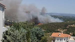 Η κινητοποίηση της πυροσβεστικής είναι μεγάλη, και ήδη εκκενώνεται ο οικισμός γαλήνη. Sqmd7llzalhnrm