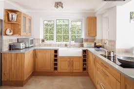 Oftentimes, you'll see a wide range of colors and textures within the wood, and may even spot touches of minerality in the grain. Solid Oak Shaker Laquered Kitchen 01 Jpg 1 125 750 Pixels Solid Wood Kitchens Kitchen Cabinets Kitchen Furniture
