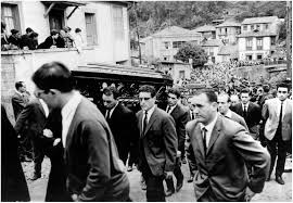 Multitud en el cortejo fúnebre de un entierro minero, Valle de Turón,  Mieres, Asturias. Hacia 1960.