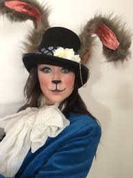 El cuento está lleno de alusiones satíricas a los amigos del autor, la educación inglesa y temas políticos de la época. Pin On Mad Hatter Inspired Birthday