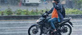 Here are some useful tips on how to ride your motorcycle during rain. Safety Tips For Riding A Bike In The Rain Zameen Blog
