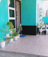 Seperti yang sering kita lihat apapun model rumah berapapun luasnya tentu terlihat sempurna dengan adanya taman. Desain Keramik Teras Rumah Minimalis Radea