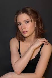 Anna Weeden's Instagram, Twitter & Facebook