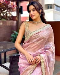 Katrina Kaif radiates in red anarkali suit, Janhvi Kapoor, Kriti Sanon stun  in pink sarees, Rashmika glitters in gold at airport - IBTimes India