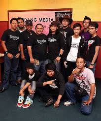 Filem pertama rock (2005) mengisahkan tentang kumpulan rock, rimba bara yang cuba mencipta nama sebagai rockers di era muzik 80 dan 90an sekali lagi, pengarah tersohor tempatan berjaya membawa para penonton menyelami dunia rock pada lewat 80an dengan pengisian yang padat dan. Kumpulan Rock 80 An Desire Muncul Semula Hiburan Mstar