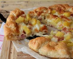 Torta di pasta sfoglia salata. Torta Salata Con Patate Prosciutto E Scamorza Ricetta Con Pasta Sfoglia