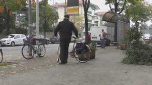 Donna seduce un anziano: braccia al collo, rubata la collana doro