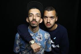 Oli] elle avait toujours été seule avant d'le rencontrer coup d'foudre, elle s'était pas trompée elle nous disait l'amour est mort, s'empêchait d'y croire elle était jeune, lui avait déjà eu des histoires comme un nouveau départ, elle lui donnait. Tablature Bigflo Amp Oli Dommage