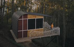Rumah pohon itu juga dilengkapi dengan fasilitas dua kamar yang dapat dihuni oleh satu keluarga terdiri atas empat orang. Omah Kayu Batu Malang Penginapan Kayu Di Atas Pohon