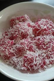 2 cawan tepung gandum 1/2 cawan tepung beras 1/4 cawan tepung jagung 2 1/2 cawan. Kuih Sagu Kelapa Parut Versi Kukus Azie Kitchen