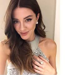 Türkiye'de birçok firma ve ismi stilistlik yapan başak dizer babasını son yolculuğuna uğurladı. Basak Dizer Kimdir Kivanc Tatlitug Dan Hos Mesaj Dizicenter