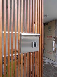 木製格子にポスト 格子 家 外観 建築家
