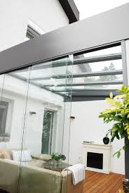 Schiebeturen Aus Glas Fur Sommergarten Mit Flachdachoptik Sommergarten Wintergarten Einrichtung Haus Interieu Design