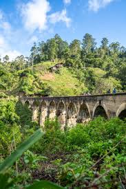 Puente De Nueve Arcos En Las Montañas De Sri Lanka Fotos, retratos,  imágenes y fotografía de archivo libres de derecho. Image 103836071