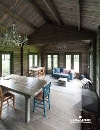 Auch Ein Gartenhaus Lasst Sich Gemutlich Einrichten Naturliches Holz Leichte Pastellfarbene Mobel Und Ein Grosser Kronleuchter Der Sh Gartenhaus Innendesign Und Naturholz