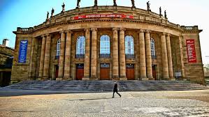 Ein polizeifahrzeug blinkt noch mit blaulicht, nachdem es in 250 gäste seien zur zeit des unwetters bei einem liederabend in der oper gewesen, niemand sei verletzt worden. Sanierung Der Stuttgarter Oper Die Kosten Kommen Auf Den Tisch Stuttgart Stuttgarter Nachrichten