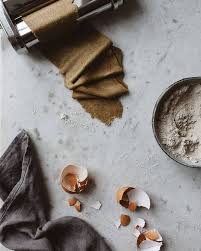 Le Plaisir De Faire Ses Pates Maison Apres Plusieurs Essais Infructueux Je Crois Avoir Trou Moody Food Photography Dark Food Photography Photographing Food