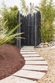 douche extrieure piquets schiste ardoise douche de jardin idee allee de jardin decoration jardin exterieur