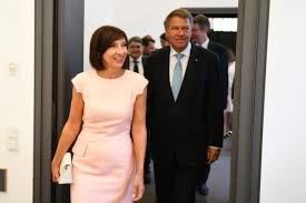 Acest joc este disponibil în jocuri și în magazinul itunes și constă în căutarea cuvintelor din litere și plasarea lor în cuvinte încrucișate. Foto ÈinutÄ Marca Andrea Tincu PurtatÄ De Carmen Iohannis La Palatul Regal Din Munchen