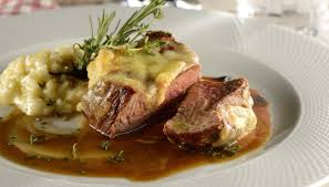 Tra la carne più utilizzata per un buon arrosto in forno, c'è sicuramente quella del maiale, che si per rendere queste due carni magre, al primo aspetto un po' insipide, molto più saporite, sarà opportuno utilizzare verdure, salse di rapa e barbabietola, cavolo. Arrosto Di Vitello Al Marsala Al Forno Succulento E Profumato