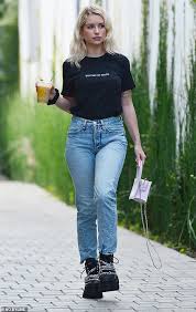 Kylie jenner, bella hadid and lottie moss by gordon von steiner for vogue. Lottie Moss Offers Visitors To Social Media Platform Glow Chance To See Her In A Bikini Clad Video Culture Readsector