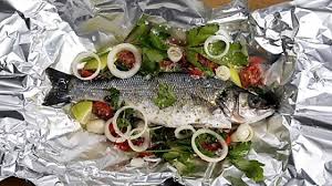 Sale di cervia aromatizzato alle erbe patate aglio sale e pepe. Il Branzino Al Cartoccio La Repubblica