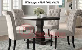 Meja makan bulat selalu menjadi fokus utama di ruang makan karena bentuknya yang dinamis dan fleksibel. Set Meja Makan Bulat 4 Kursi Jok Putih Dinara Furniture Jepara Mebel Jepara Klasik Dan Minimalis