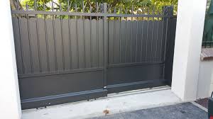 Portail Coulissant Telescopique De Deux Vantaux Installation A Bagneux Par A2p Tuquet Ainsi Que Sur La Region Parisienne Portai En 2019 Portail Coulissant Fer Portail Coulissant Et Portail Maison