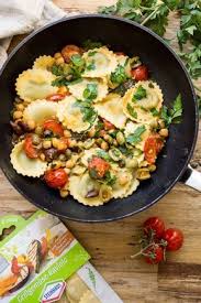 Ein Einfaches Rezept Fur Mediterrane Raviolo Ravioli Pasta Die Weissweinsosse Bietet Viele Mediter Mediterrane Rezepte Vegetarische Mahlzeiten Gesunde Rezepte