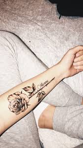 Just 28 simple and beautiful rose tattoo ideas that are too pretty for words. Pin Von Wanderlin Silva Auf Tattoos Tattoo Unterarm Frau Rose Rose Tattoo Unterarm Rosen Tattoo Frau