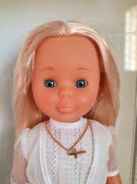 Nancy rubia pelo rizado