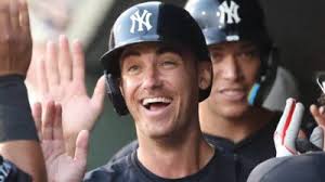 Arizona, Arizona State mascots get into fist fight during rivalry game