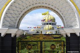 Muzium diraja) along jalan istana was the former national palace (malay: Police Follow Cmco Sops While Waiting Outside Istana Negara The Edge Markets